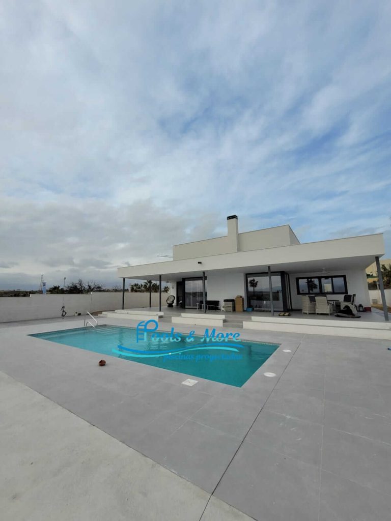 Piscina desbordante y terraza