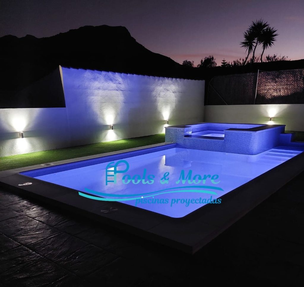 Piscina especial con Jacuzzi y luces
