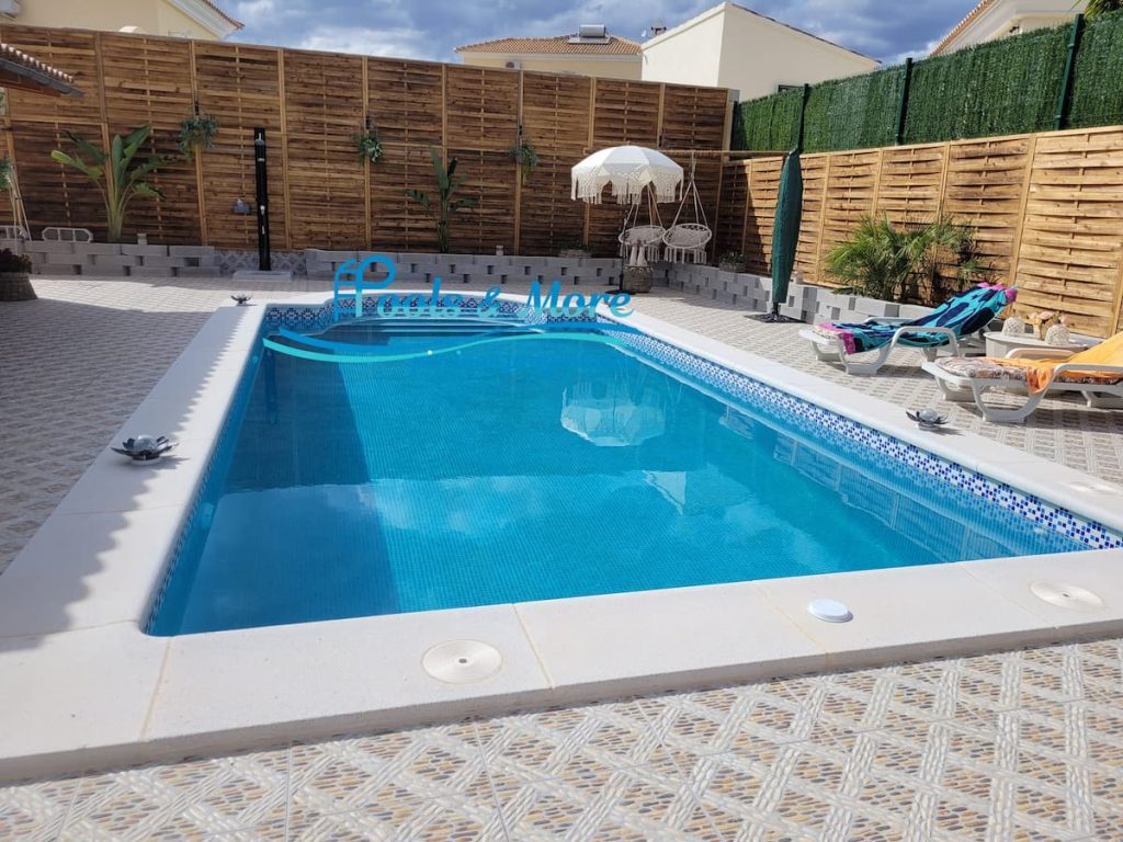 Piscina normal con terraza